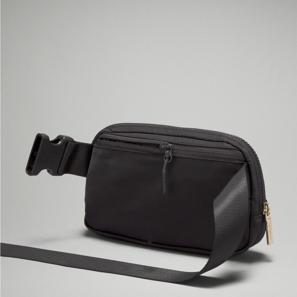 Lululemon black belt bag with gold hardware - Picture 4 of 5